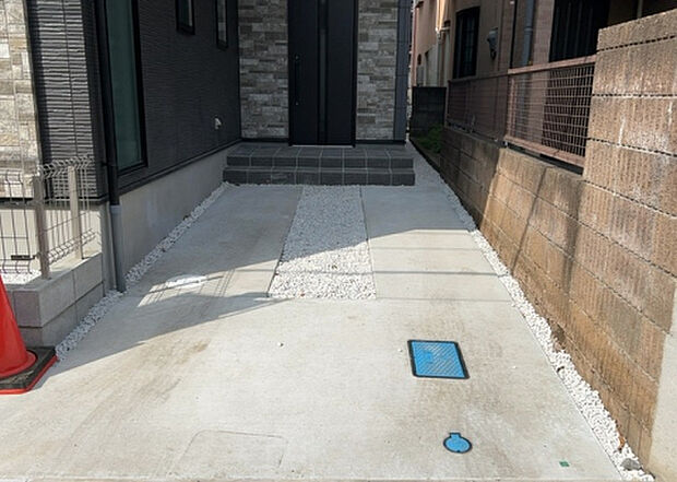 【駐車場】駐車場と明記されていても、最小スペースでつくられた駐車場だと大型車は駐車できなかったり、出入りしにくくなったりする可能性があります。お車のサイズと購入したい物件の駐車場のサイズを現地で確認しましょう。