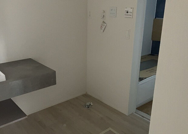 【ランドリースペース】ランドリースペースも気になります。洗濯機置場があり「洗う、干す、取り込む、アイロンがけ、たたむ」など、洗濯に関する家事をするための空間です。広さや収納など付帯設備も含めて、詳細は現地でご確認ください。