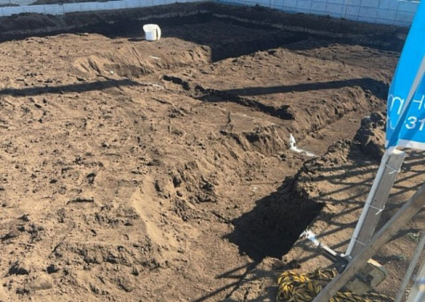 【玄関】玄関は家の顔でもあり、家族以外の目にも止まる場所です。玄関は外との間を仕切る扉、靴などをしまっておく収納スペース、靴脱ぎのたたきスペース、来客とのやり取りをするドアホンなど複数のアイテムからなります。