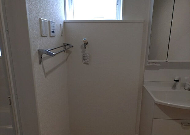 【ランドリースペース】ランドリースペースも気になります。洗濯機置場があり「洗う、干す、取り込む、アイロンがけ、たたむ」など、洗濯に関する家事をするための空間です。広さや収納など付帯設備も含めて、詳細は現地でご確認ください。