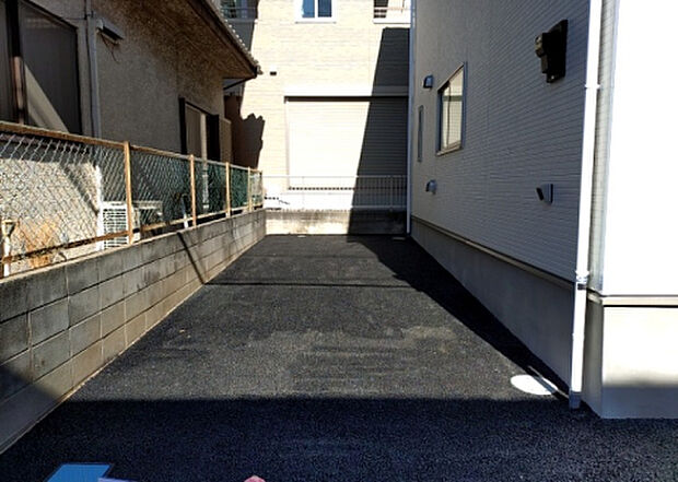 【駐車場】駐車場と明記されていても、最小スペースでつくられた駐車場だと大型車は駐車できなかったり、出入りしにくくなったりする可能性があります。お車のサイズと購入したい物件の駐車場のサイズを現地で確認しましょう。