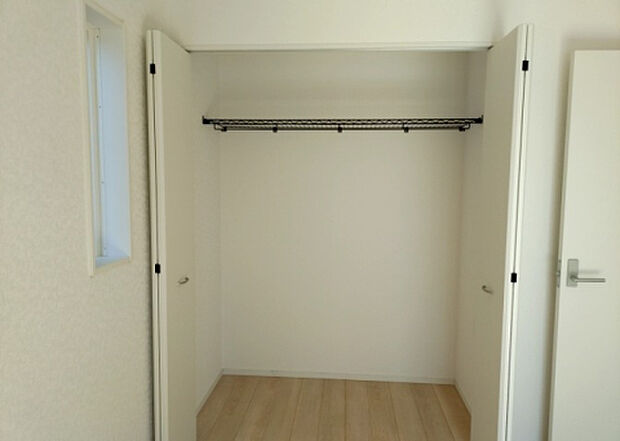 【ウォークインクローゼット】ウォークインクローゼットがあれば、クローゼット内でコーディネートが完成できますし、季節の変わり目に行う衣替えの手間も省けます。また、スーツケースなど大きいものもしまうことができ使い勝手がよいです。