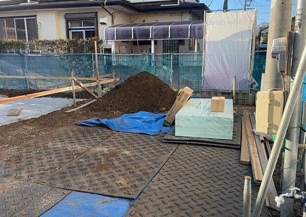 【庭_2】庭のある家に住むことのメリットとして、子どもたちの遊び場を確保できること、ガーデニングや家庭菜園を楽しめること、明るさを確保できることがあります。また、配置を工夫することでプライバシーが確保できます。