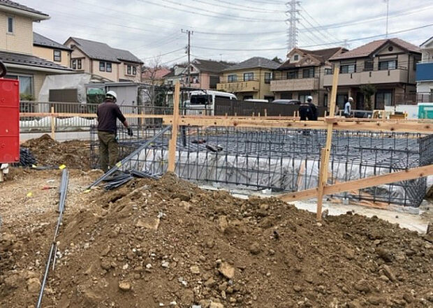 【玄関_2】玄関は、狭すぎると複数人で使いにくく、広すぎても無駄な空間になりがちです。最低2畳を目安にして、家の広さとの兼ね合いや家族の人数を考慮して決めるとよいでしょう。現地を見学して快適な玄関を選びましょう!