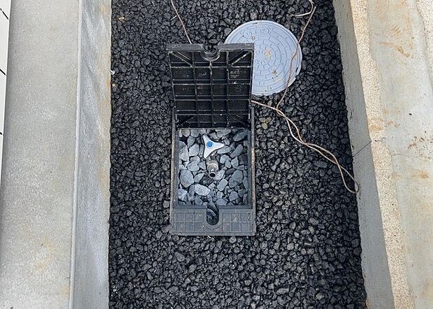 【外水栓】外水栓は、庭の水やりや洗車など、様々な用途に使える便利な設備です。ホースがしっかりと接続できるもの、水圧が安定しているものなど、使い勝手の良いものを選びましょう。また、凍結防止機能が付いているものなら、冬場でも安心して使用できます。