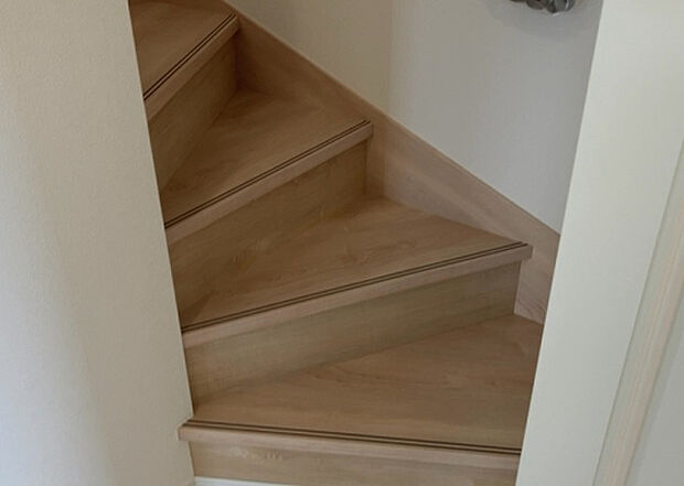 【内装】建物の上下階の通路である階段は、その位置によって動線や室内の印象が大きく左右されます。手摺にも重要な役割があり、転倒の防止・歩行や動作を円滑にして日常生活を支えることを主な目的として設置されています。