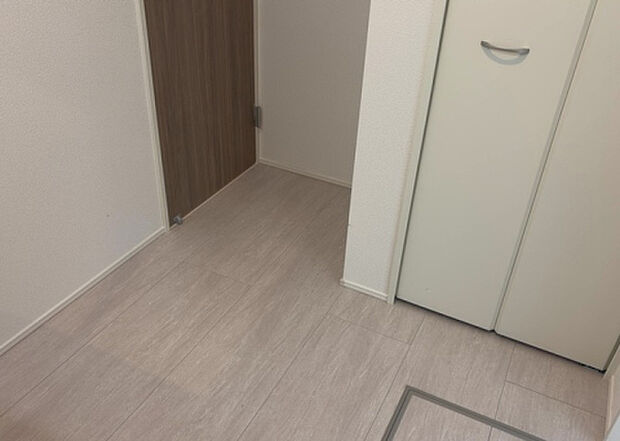 【脱衣場】多くの戸建て住宅で見かける洗面脱衣所は、洗面台と洗濯機が2畳ほどのスペースに並べられていて、洗面所が脱衣所を兼ね備えている間取りが一般的です。お客様が利用することもある、パブリックな空間でもあります。