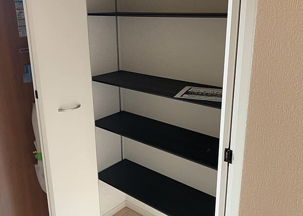 【玄関収納】玄関収納は、靴や傘、コートなどをスッキリと収納できるだけでなく、来客時に見せる顔となるため、家の顔とも言えます。収納量だけでなく、デザイン性も重視したいところです。ミラー付きの収納であれば、外出前の身だしなみチェックにも便利です。