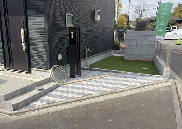 【庭】庭があることでガーデニングや家庭菜園はもちろん、こどもの遊び場やペットを放して遊ぶことができます。また、家の周囲に余裕があるということです。隣地との間があれば、十分な日当たりと、風通しが確保できます。