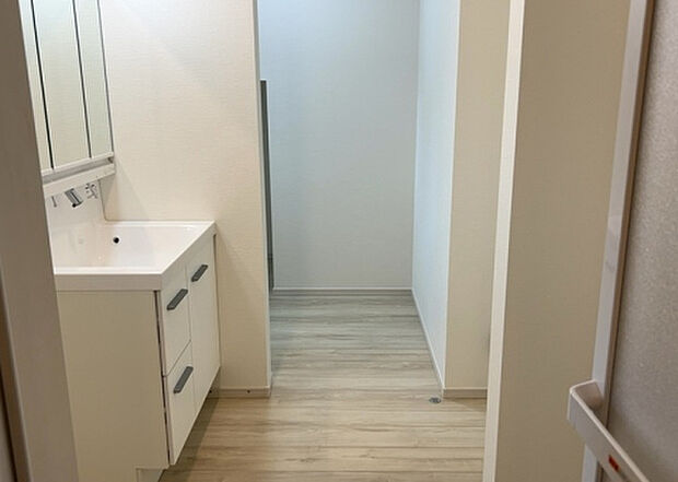 【脱衣場】多くの戸建て住宅で見かける洗面脱衣所は、洗面台と洗濯機が2畳ほどのスペースに並べられていて、洗面所が脱衣所を兼ね備えている間取りが一般的です。お客様が利用することもある、パブリックな空間でもあります。
