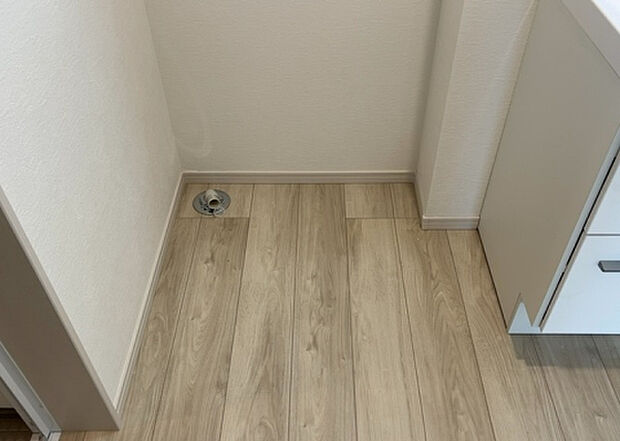 【ランドリースペース】ランドリースペースも気になります。洗濯機置場があり「洗う、干す、取り込む、アイロンがけ、たたむ」など、洗濯に関する家事をするための空間です。広さや収納など付帯設備も含めて、詳細は現地でご確認ください。