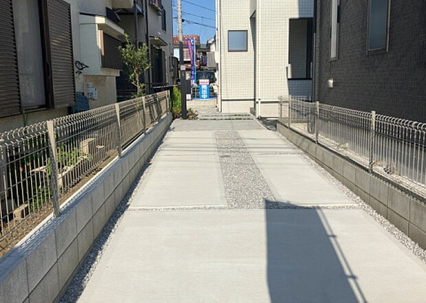 【駐車場】駐車場と明記されていても、最小スペースでつくられた駐車場だと大型車は駐車できなかったり、出入りしにくくなったりする可能性があります。お車のサイズと購入したい物件の駐車場のサイズを現地で確認しましょう。