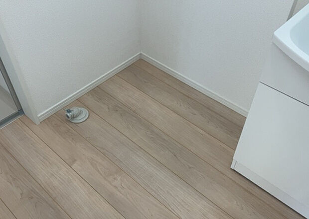 【ランドリースペース】ランドリースペースも気になります。洗濯機置場があり「洗う、干す、取り込む、アイロンがけ、たたむ」など、洗濯に関する家事をするための空間です。広さや収納など付帯設備も含めて、詳細は現地でご確認ください。