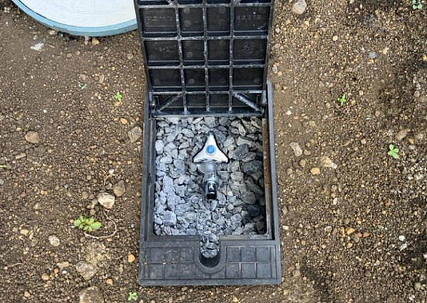 【その他設備】敷地内には、散水栓や立水栓があります。水道水を直接利用できるため、水を運ぶ手間を省くことが出来ます。大量の水を必要とする洗車作業や清掃などに役立ちます。その他設備とあわせて、現地でご確認ください。