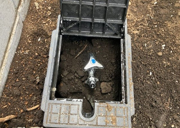 【その他設備】敷地内には、散水栓や立水栓があります。水道水を直接利用できるため、水を運ぶ手間を省くことが出来ます。大量の水を必要とする洗車作業や清掃などに役立ちます。その他設備とあわせて、現地でご確認ください。