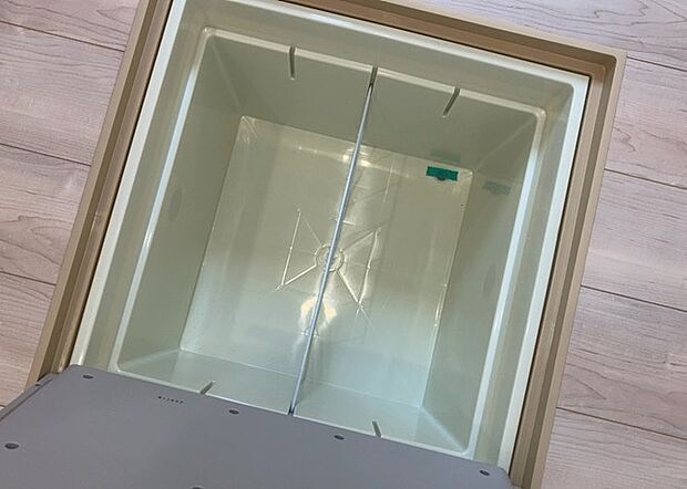 【キッチン床下収納】キッチン床下収納は、調理器具や食器などをスッキリと収納できる便利なスペースです。収納量が多いもの、引き出しがスムーズに開閉するものなど、使い勝手の良いものを選ぶことが大切です。また、湿気がこもりやすい場所なので、通気性の良いものを選ぶこともおすすめです。