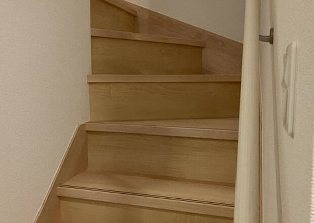 【内装】建物の上下階の通路である階段は、その位置によって動線や室内の印象が大きく左右されます。手摺にも重要な役割があり、転倒の防止・歩行や動作を円滑にして日常生活を支えることを主な目的として設置されています。