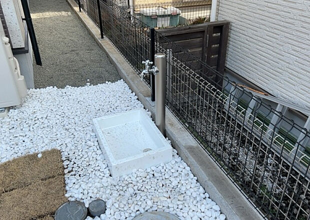 【その他設備】敷地内には、散水栓や立水栓があります。水道水を直接利用できるため、水を運ぶ手間を省くことが出来ます。大量の水を必要とする洗車作業や清掃などに役立ちます。その他設備とあわせて、現地でご確認ください。