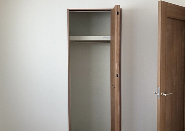 【ウォークインクローゼット】ウォークインクローゼットがあれば、クローゼット内でコーディネートが完成できますし、季節の変わり目に行う衣替えの手間も省けます。また、スーツケースなど大きいものもしまうことができ使い勝手がよいです。