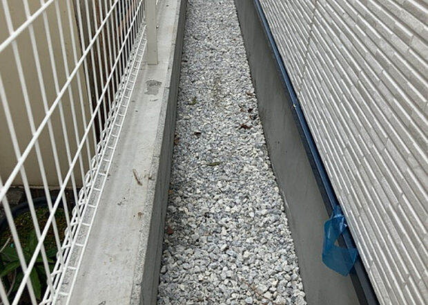 【庭】庭があることでガーデニングや家庭菜園はもちろん、こどもの遊び場やペットを放して遊ぶことができます。また、家の周囲に余裕があるということです。隣地との間があれば、十分な日当たりと、風通しが確保できます。