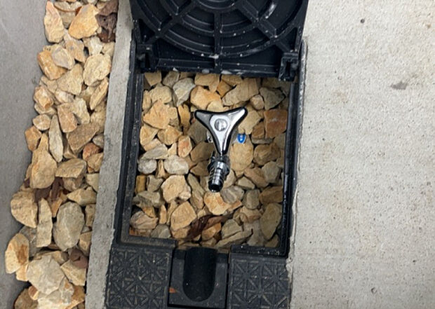 【その他設備】敷地内には、散水栓や立水栓があります。水道水を直接利用できるため、水を運ぶ手間を省くことが出来ます。大量の水を必要とする洗車作業や清掃などに役立ちます。その他設備とあわせて、現地でご確認ください。