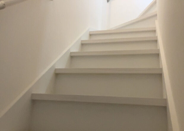 【内装】建物の上下階の通路である階段は、その位置によって動線や室内の印象が大きく左右されます。手摺にも重要な役割があり、転倒の防止・歩行や動作を円滑にして日常生活を支えることを主な目的として設置されています。