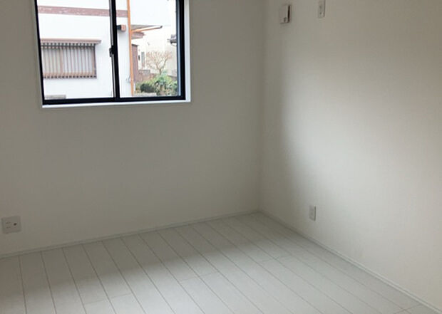 【洋室】洋室のメリットは重い家具が置きやすく、身の回りが整理しやすいことです。 床がフローリングのため畳とは異なり凹みにくいです。 クローゼットなど収納が豊富で、普段使わない旅行カバンや服の整頓も簡単にです。