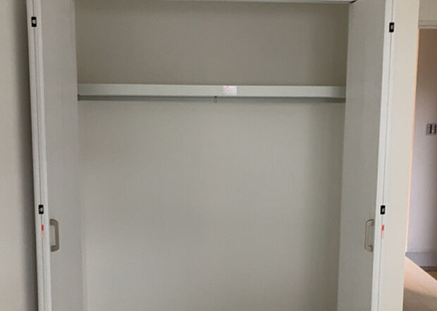 【ウォークインクローゼット】ウォークインクローゼットがあれば、クローゼット内でコーディネートが完成できますし、季節の変わり目に行う衣替えの手間も省けます。また、スーツケースなど大きいものもしまうことができ使い勝手がよいです。