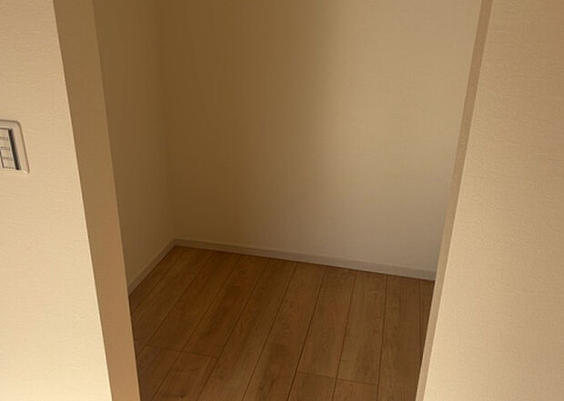 【ウォークインクローゼット】ウォークインクローゼットがあれば、クローゼット内でコーディネートが完成できますし、季節の変わり目に行う衣替えの手間も省けます。また、スーツケースなど大きいものもしまうことができ使い勝手がよいです。