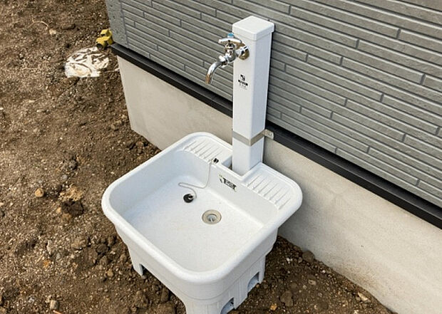 【その他設備】敷地内には、散水栓や立水栓があります。水道水を直接利用できるため、水を運ぶ手間を省くことが出来ます。大量の水を必要とする洗車作業や清掃などに役立ちます。その他設備とあわせて、現地でご確認ください。