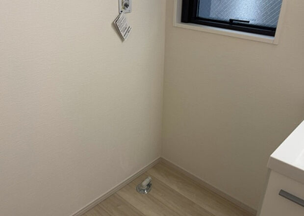 【ランドリースペース】ランドリースペースも気になります。洗濯機置場があり「洗う、干す、取り込む、アイロンがけ、たたむ」など、洗濯に関する家事をするための空間です。広さや収納など付帯設備も含めて、詳細は現地でご確認ください。