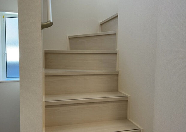 【内装】建物の上下階の通路である階段は、その位置によって動線や室内の印象が大きく左右されます。手摺にも重要な役割があり、転倒の防止・歩行や動作を円滑にして日常生活を支えることを主な目的として設置されています。