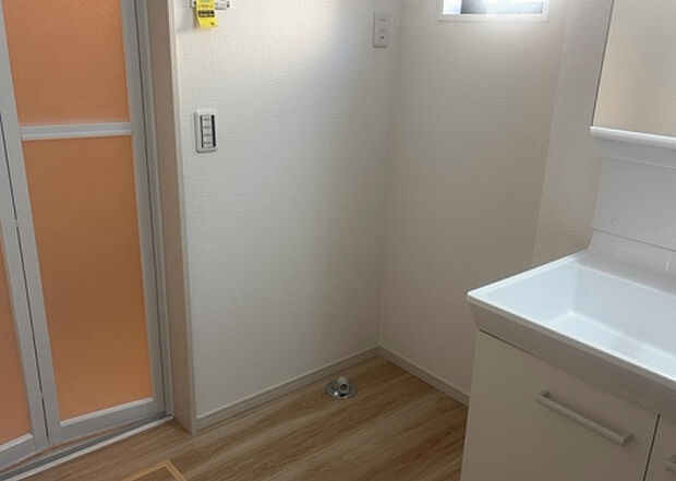 【ランドリースペース】ランドリースペースも気になります。洗濯機置場があり「洗う、干す、取り込む、アイロンがけ、たたむ」など、洗濯に関する家事をするための空間です。広さや収納など付帯設備も含めて、詳細は現地でご確認ください。