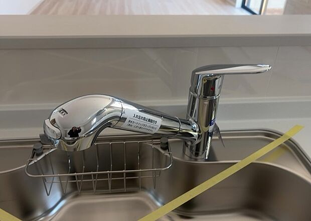 【キッチン水栓】キッチン水栓は、毎日必ず使うものだからこそ、使いやすさが重要です。シャワーヘッドの切り替えがスムーズか、吐水量が調節できるか、水しぶきが飛び散りにくい構造か、浄水機能が付いているかなど、日々の家事を快適にするための機能が数多くあります。また、デザインも多種多様なので、キッチン全体の雰囲気に合わせたものを選ぶことができます。