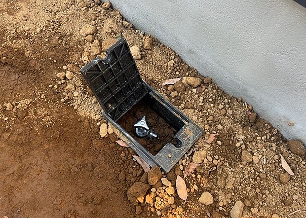 【外水栓】外水栓は、庭の水やりや洗車など、様々な用途に使える便利な設備です。ホースがしっかりと接続できるもの、水圧が安定しているものなど、使い勝手の良いものを選びましょう。また、凍結防止機能が付いているものなら、冬場でも安心して使用できます。