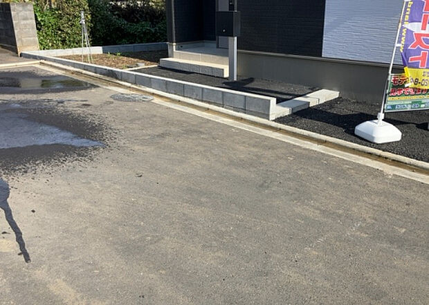 【前面道路含む現地写真_2】お持ちの車種によっては前面道路が広い方が便利でしょう。しかし、前面道路が広ければその分交通量が多くなるため、騒音などが気になる場合があります。実際に現地を見学し、周辺交通量や騒音などを確認しましょう！