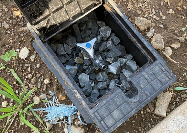 【その他設備】敷地内には、散水栓や立水栓があります。水道水を直接利用できるため、水を運ぶ手間を省くことが出来ます。大量の水を必要とする洗車作業や清掃などに役立ちます。その他設備とあわせて、現地でご確認ください。