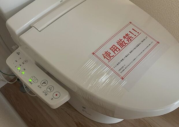 【ウォシュレット（リモコン）】ウォシュレットは、衛生面だけでなく、快適性も向上させる便利な設備です。洗浄機能の種類や水温調節機能など、様々な機能が付いたものが多くあります。リモコンも、操作が簡単で、使いやすいものを選びましょう。