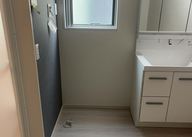 【ランドリースペース】ランドリースペースも気になります。洗濯機置場があり「洗う、干す、取り込む、アイロンがけ、たたむ」など、洗濯に関する家事をするための空間です。広さや収納など付帯設備も含めて、詳細は現地でご確認ください。