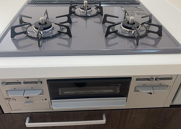 【キッチンコンロ】キッチンコンロは、料理の質を大きく左右する重要な設備です。火力調整のしやすさ、グリル機能の有無、安全装置の充実度など、選ぶポイントがたくさんあります。特に、IHクッキングヒーターは、お手入れのしやすさや安全性が高く、近年人気が高まっています。