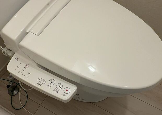 【ウォシュレット（リモコン）】ウォシュレットは、衛生面だけでなく、快適性も向上させる便利な設備です。洗浄機能の種類や水温調節機能など、様々な機能が付いたものが多くあります。リモコンも、操作が簡単で、使いやすいものを選びましょう。