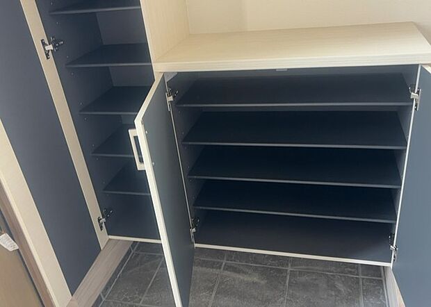 【玄関収納】玄関収納は、靴や傘、コートなどをスッキリと収納できるだけでなく、来客時に見せる顔となるため、家の顔とも言えます。収納量だけでなく、デザイン性も重視したいところです。ミラー付きの収納であれば、外出前の身だしなみチェックにも便利です。