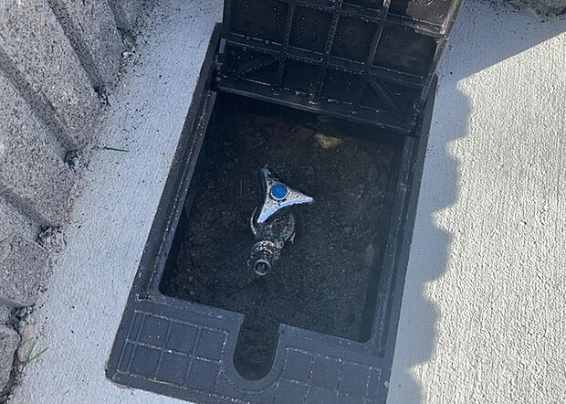 【外水栓】外水栓は、庭の水やりや洗車など、様々な用途に使える便利な設備です。ホースがしっかりと接続できるもの、水圧が安定しているものなど、使い勝手の良いものを選びましょう。また、凍結防止機能が付いているものなら、冬場でも安心して使用できます。