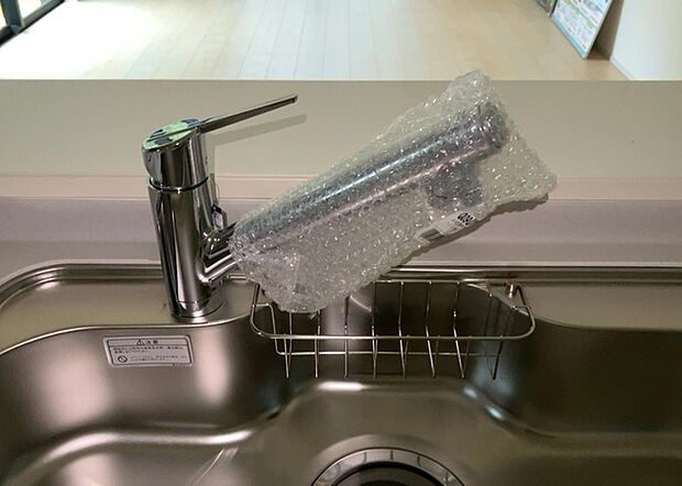 【キッチン水栓】キッチン水栓は、毎日必ず使うものだからこそ、使いやすさが重要です。シャワーヘッドの切り替えがスムーズか、吐水量が調節できるか、水しぶきが飛び散りにくい構造か、浄水機能が付いているかなど、日々の家事を快適にするための機能が数多くあります。また、デザインも多種多様なので、キッチン全体の雰囲気に合わせたものを選ぶことができます。