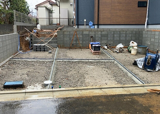 【駐車場】駐車場と明記されていても、最小スペースでつくられた駐車場だと大型車は駐車できなかったり、出入りしにくくなったりする可能性があります。お車のサイズと購入したい物件の駐車場のサイズを現地で確認しましょう。