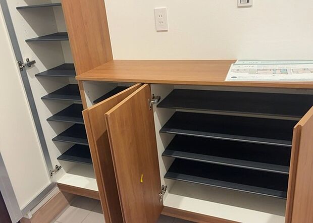 【玄関収納】玄関収納は、靴や傘、コートなどをスッキリと収納できるだけでなく、来客時に見せる顔となるため、家の顔とも言えます。収納量だけでなく、デザイン性も重視したいところです。ミラー付きの収納であれば、外出前の身だしなみチェックにも便利です。