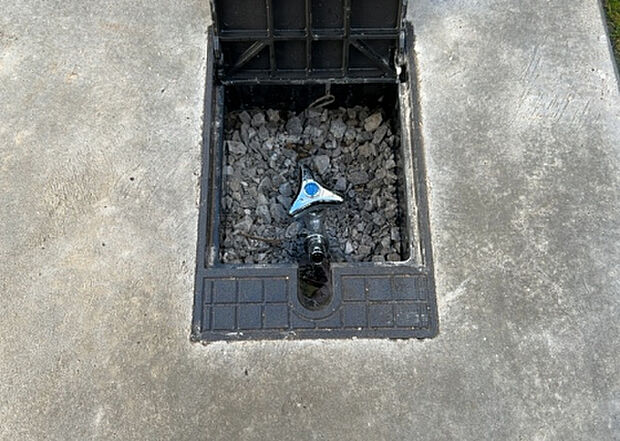 【その他設備】敷地内には、散水栓や立水栓があります。水道水を直接利用できるため、水を運ぶ手間を省くことが出来ます。大量の水を必要とする洗車作業や清掃などに役立ちます。その他設備とあわせて、現地でご確認ください。