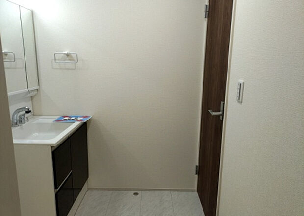 【脱衣場】多くの戸建て住宅で見かける洗面脱衣所は、洗面台と洗濯機が2畳ほどのスペースに並べられていて、洗面所が脱衣所を兼ね備えている間取りが一般的です。お客様が利用することもある、パブリックな空間でもあります。