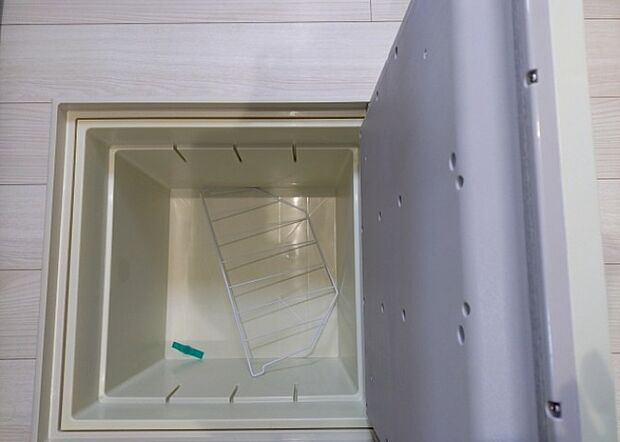 【キッチン床下収納】キッチン床下収納は、調理器具や食器などをスッキリと収納できる便利なスペースです。収納量が多いもの、引き出しがスムーズに開閉するものなど、使い勝手の良いものを選ぶことが大切です。また、湿気がこもりやすい場所なので、通気性の良いものを選ぶこともおすすめです。