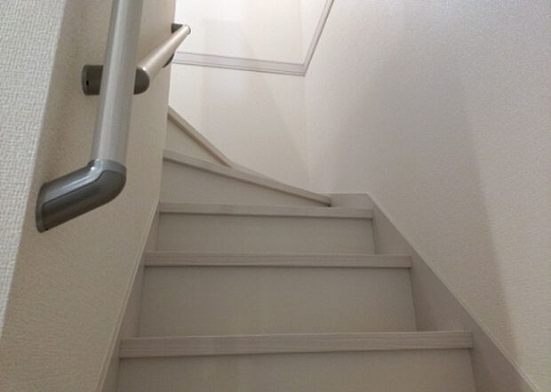 【内装】建物の上下階の通路である階段は、その位置によって動線や室内の印象が大きく左右されます。手摺にも重要な役割があり、転倒の防止・歩行や動作を円滑にして日常生活を支えることを主な目的として設置されています。